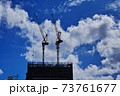 ダイナミックな雲にクレーンのシルエット 73761677