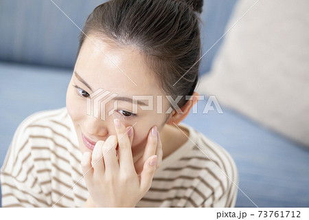 コンタクトレンズを入れる若い女性 コンタクトレンズを入れる若い女性 73761712