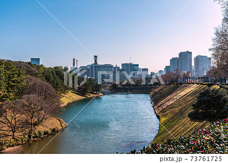 日本の東京都市景観 霞が関の官庁街や皇居のお堀などを望む 73761725