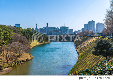 日本の東京都市景観 霞が関の官庁街や皇居のお堀などを望む 日本の東京都市景観 霞が関の官庁街や皇居のお堀などを望む 73761726