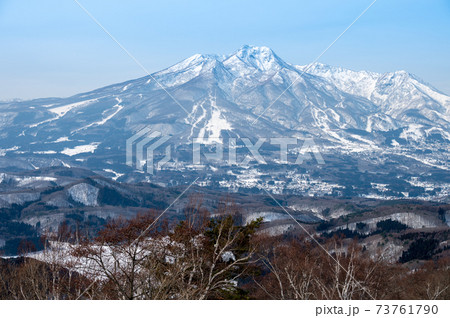野尻湖テラス付近からの野尻湖・妙高山・黒姫山／冬 73761790