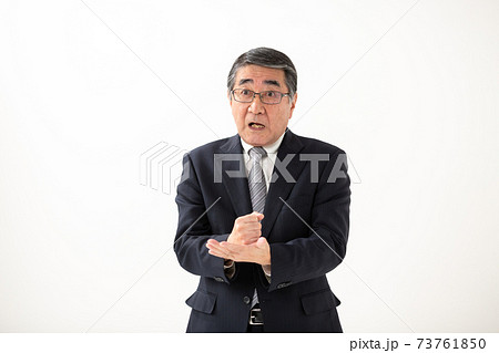 ビジネスイメージ シニア男性 ひらめき ビジネスイメージ シニア男性 ひらめき 73761850