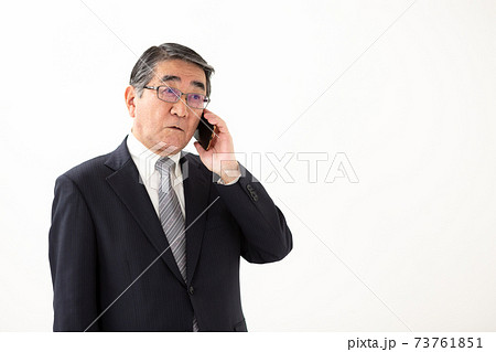 スマートフォンで会話をするビジネスマン 73761851