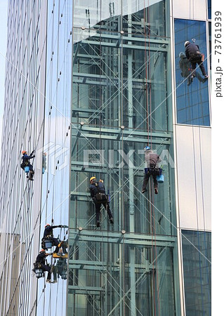 ビルの窓ガラス清掃 73761939