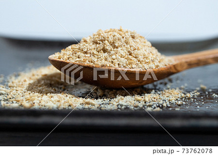 すりごま(白ごまをすりおろしたもの)、栄養の吸収率がよい。 すりごま(白ごまをすりおろしたもの)、栄養の吸収率がよい。 73762078