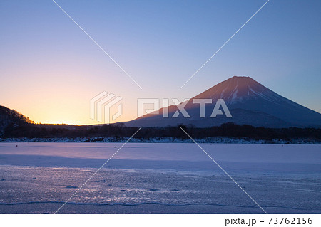 凍結した湖面に輝く精進湖　日の出 73762156