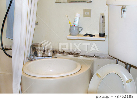 トイレと洗面所と風呂が一体化した空間の汚れ トイレと洗面所と風呂が一体化した空間の汚れ 73762188