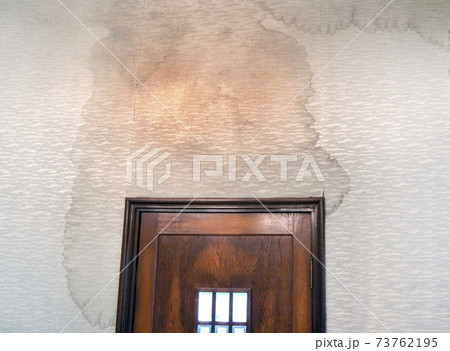 雨漏りで染みが着いた壁紙 雨漏りで染みが着いた壁紙 73762195