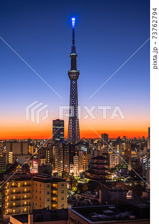 《東京都》東京の夜明け・スカイツリーと浅草の街並み 《東京都》東京の夜明け・スカイツリーと浅草の街並み 73762794
