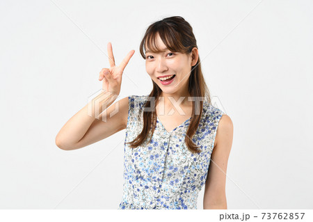 ピースサインをする若い女性の写真素材 [73762857] - PIXTA