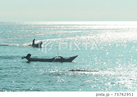 早朝にウニ漁をする漁船 / 北海道余市町 73762951