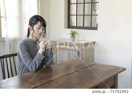 指に絆創膏を貼る女性 73762992