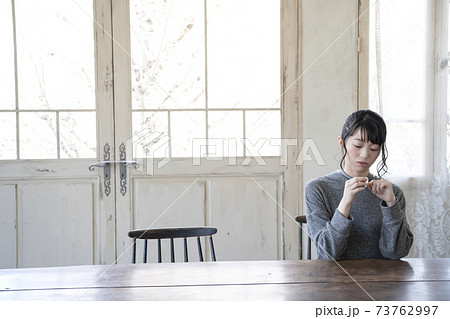 指に絆創膏を貼る女性 73762997