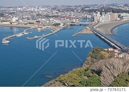 江の島から見た片瀬西浜海水浴場方面 江の島から見た片瀬西浜海水浴場方面 73763171