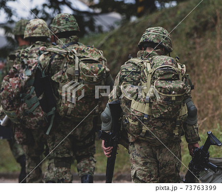 武装した自衛官 73763399