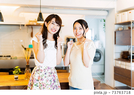 女性　友達　ルームシェア　ライフスタイル　カジュアル 73763718
