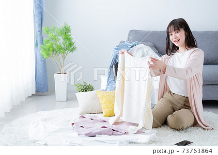 洋服の片付けをする若い女性　断捨離　衣替え 73763864