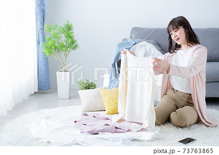 洋服の片付けをする若い女性　断捨離　衣替え 73763865
