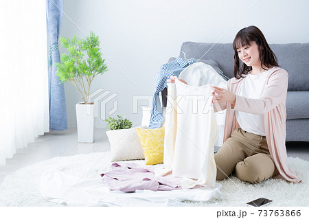 洋服の片付けをする若い女性 断捨離 衣替え 洋服の片付けをする若い女性 断捨離 衣替え 73763866