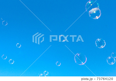 青空に漂うシャボン玉 / 背景素材 73764120