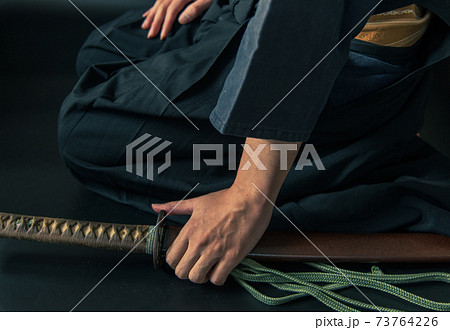 正座する人物と日本刀 73764226
