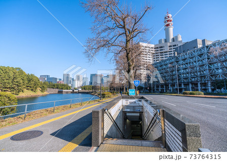 日本の東京都市景観 桜田門駅（出入口）や警視庁、丸の内のオフィスビル群などを望む 73764315
