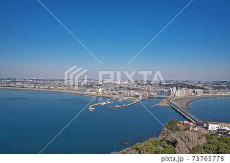 江の島から見た片瀬西浜海水浴場方面 73765778