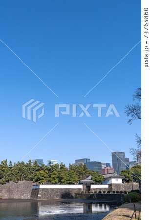 日本の東京都市景観　青空に映える丸の内や大手町のオフィス街、桜田門などを望む 73765860