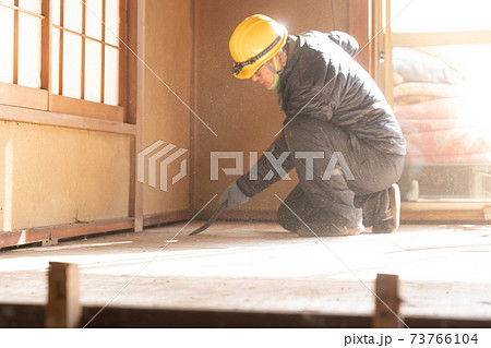 舞い上がる埃　住宅　解体現場　作業員 73766104