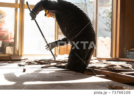 住宅リフォーム　解体現場　作業員 73766106