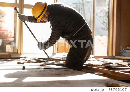 住宅リフォーム　解体現場　作業員 73766107