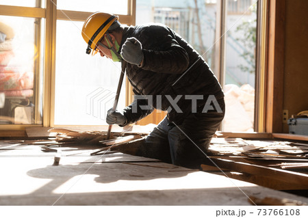 住宅リフォーム 解体現場 作業員 住宅リフォーム 解体現場 作業員 73766108