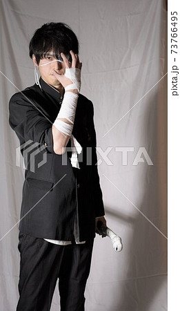 ポーズをとる中二病 73766495