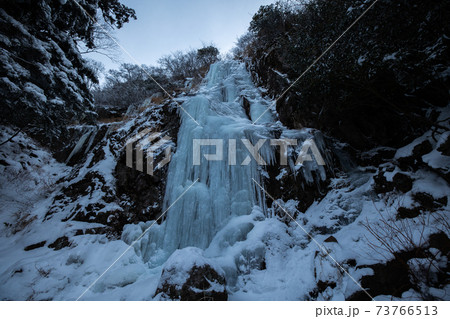 《福岡県 河原谷の大つらら》雪の難所ヶ滝の氷瀑 73766513