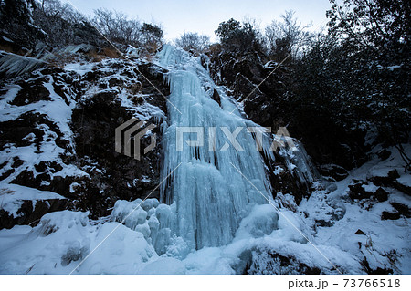 《福岡県 河原谷の大つらら》雪の難所ヶ滝の氷瀑 73766518