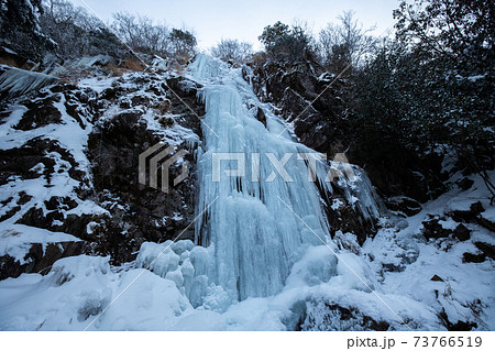 《福岡県 河原谷の大つらら》雪の難所ヶ滝の氷瀑 《福岡県 河原谷の大つらら》雪の難所ヶ滝の氷瀑 73766519