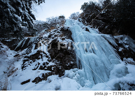 《福岡県 河原谷の大つらら》雪の難所ヶ滝の氷瀑 73766524