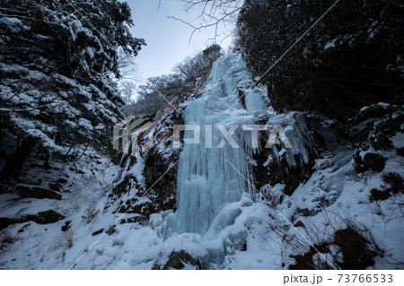 《福岡県 河原谷の大つらら》雪の難所ヶ滝の氷瀑 73766533