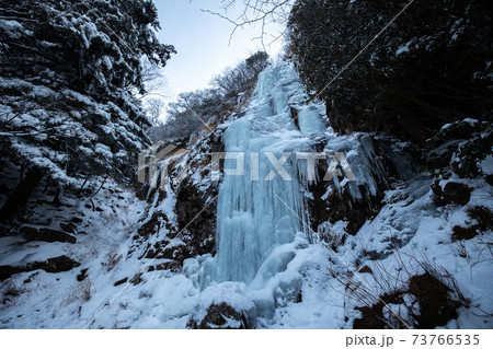 《福岡県 河原谷の大つらら》雪の難所ヶ滝の氷瀑 《福岡県 河原谷の大つらら》雪の難所ヶ滝の氷瀑 73766535