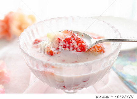 果肉ごろごろのイチゴミルク 73767776