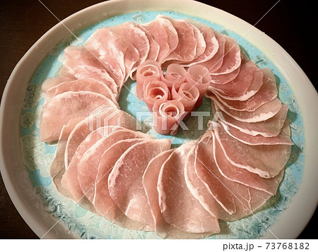皿に盛り付けられた生ハム　写真素材 73768182
