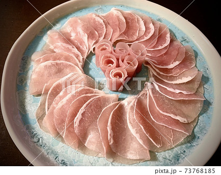 皿に盛り付けられた生ハムと生ハムのバラ 写真素材 皿に盛り付けられた生ハムと生ハムのバラ 写真素材 73768185