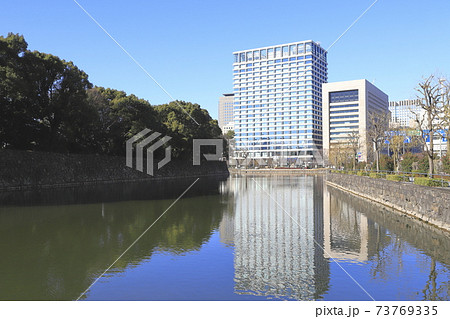 内堀通りから見た千代田区大手町付近の高層ビル 73769335