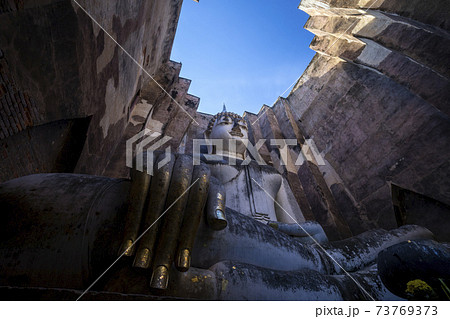 タイ国スコータイの遺跡ワット・シー・チュムの大仏 タイ国スコータイの遺跡ワット・シー・チュムの大仏 73769373
