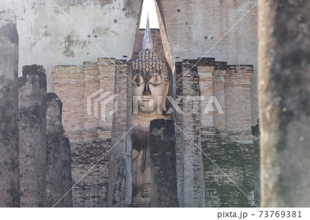 タイ国スコータイの遺跡ワット・シー・チュムの大仏 73769381