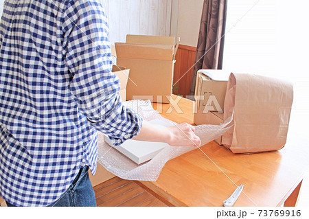 たくさんの荷物と女性 73769916