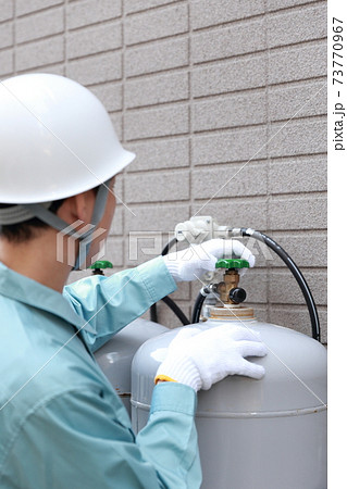 プロパンガスのボンベを点検する作業員 プロパンガスのボンベを点検する作業員 73770967