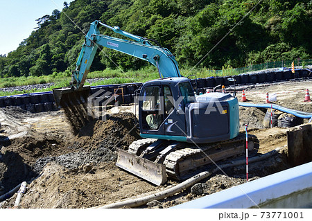 油圧ショベルを使った土木工事 73771001