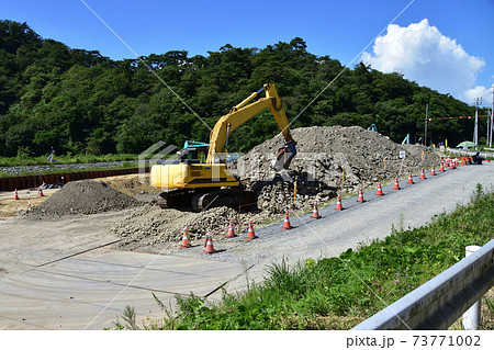小割アタッチメントを付けた油圧ショベルを使った土木工事 73771002
