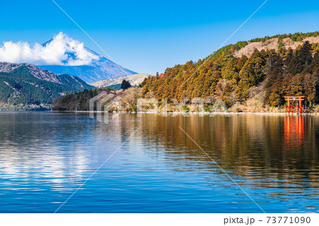 芦ノ湖から眺める富士山と箱根神社 冬景の写真素材